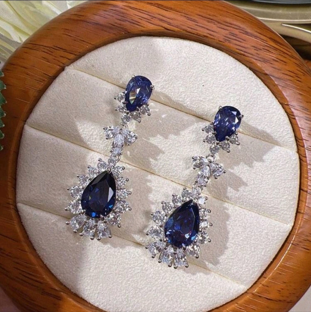 BRAND NEW ** Elegant Blue and Silver Drop Earrings